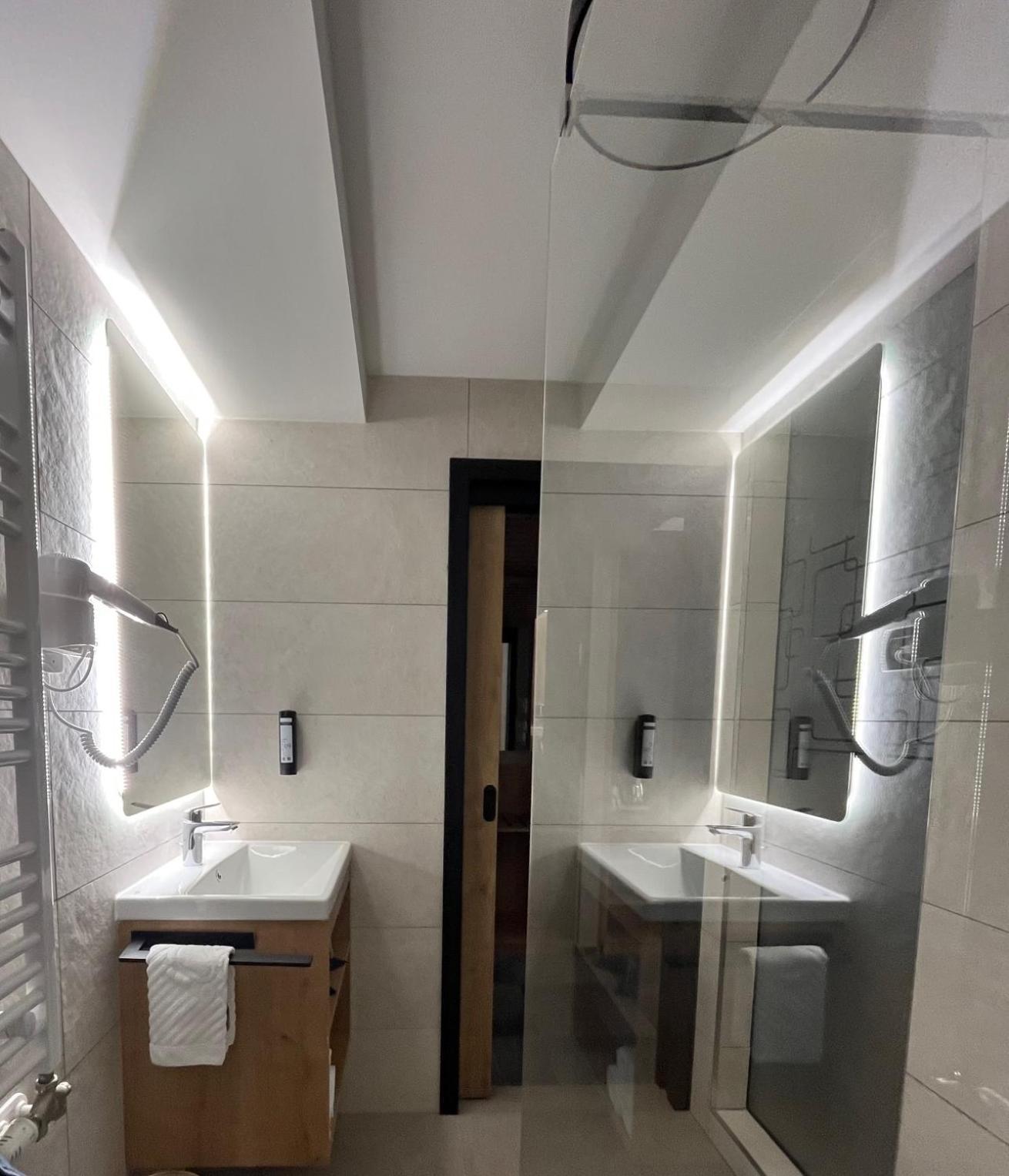 Hotel Mantova Vrhnika Exteriér fotografie
